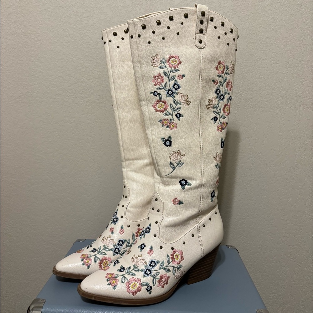 BEAUTIFUL Embroidered White Floral Cowgirl Boots